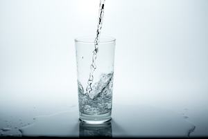 Wasser-trinken-mineralwasser-ms